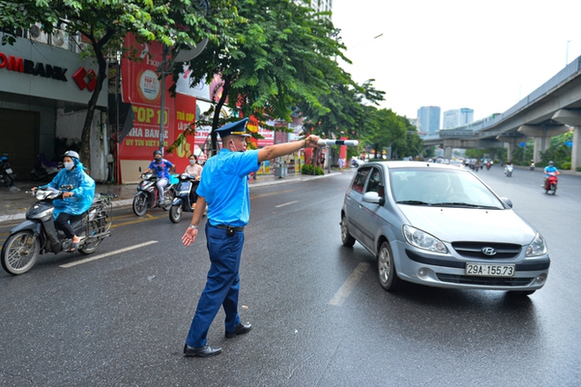  Ngày đầu dựng dải phân cách trên đường Nguyễn Trãi: Giao thông hỗn loạn, xe máy vẫn đi vào làn ô tô - Ảnh 11.