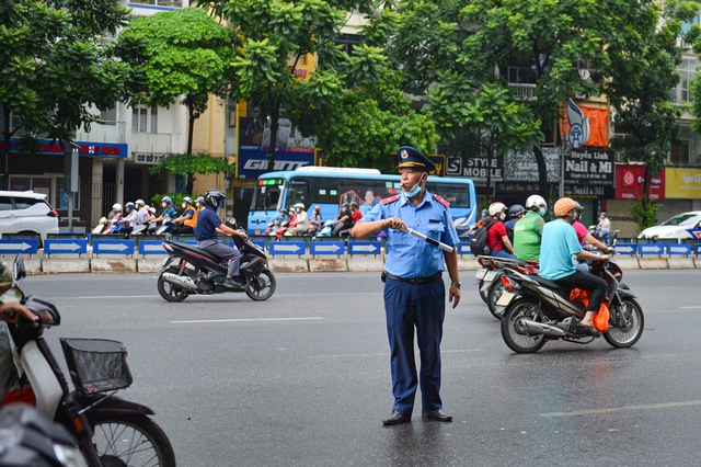  Ngày đầu dựng dải phân cách trên đường Nguyễn Trãi: Giao thông hỗn loạn, xe máy vẫn đi vào làn ô tô - Ảnh 12.
