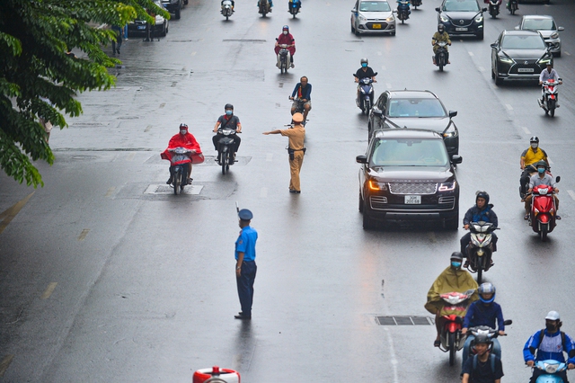  Ngày đầu dựng dải phân cách trên đường Nguyễn Trãi: Giao thông hỗn loạn, xe máy vẫn đi vào làn ô tô - Ảnh 13.