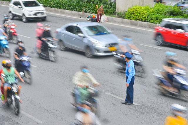  Ngày đầu dựng dải phân cách trên đường Nguyễn Trãi: Giao thông hỗn loạn, xe máy vẫn đi vào làn ô tô - Ảnh 14.