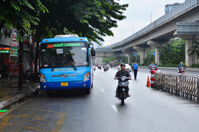 Ngày đầu dựng dải phân cách trên đường Nguyễn Trãi: Giao thông hỗn loạn, xe máy vẫn đi vào làn ô tô - Ảnh 16.