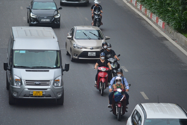  Ngày đầu dựng dải phân cách trên đường Nguyễn Trãi: Giao thông hỗn loạn, xe máy vẫn đi vào làn ô tô - Ảnh 17.