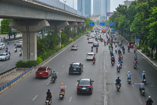  Ngày đầu dựng dải phân cách trên đường Nguyễn Trãi: Giao thông hỗn loạn, xe máy vẫn đi vào làn ô tô - Ảnh 4.