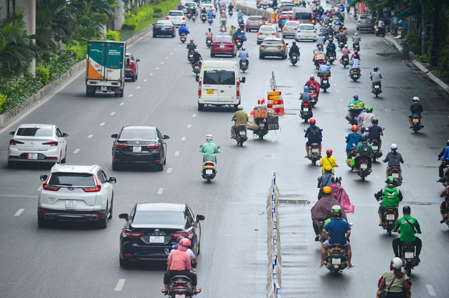 Ngày đầu dựng dải phân cách trên đường Nguyễn Trãi: Giao thông hỗn loạn, xe máy vẫn đi vào làn ô tô - Ảnh 5.