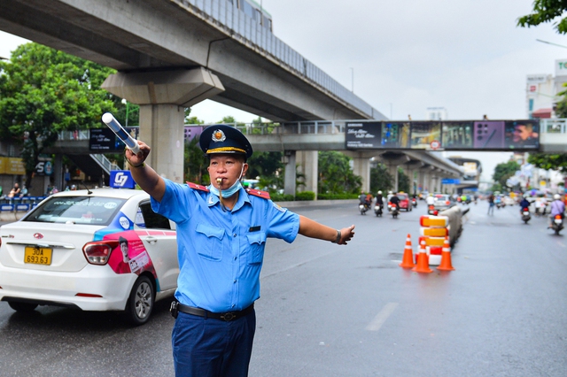  Ngày đầu dựng dải phân cách trên đường Nguyễn Trãi: Giao thông hỗn loạn, xe máy vẫn đi vào làn ô tô - Ảnh 6.