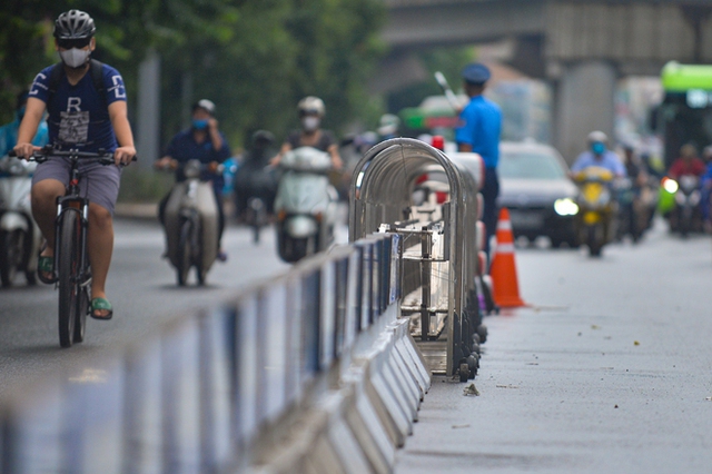  Ngày đầu dựng dải phân cách trên đường Nguyễn Trãi: Giao thông hỗn loạn, xe máy vẫn đi vào làn ô tô - Ảnh 7.