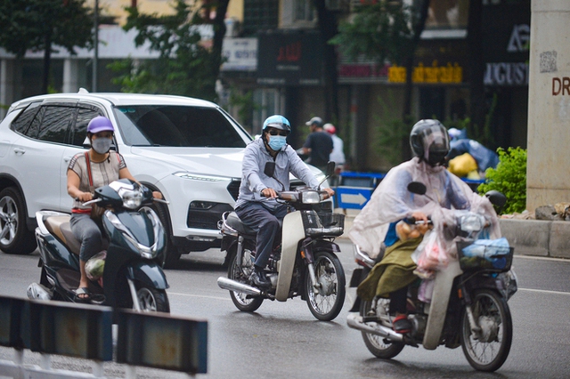  Ngày đầu dựng dải phân cách trên đường Nguyễn Trãi: Giao thông hỗn loạn, xe máy vẫn đi vào làn ô tô - Ảnh 8.