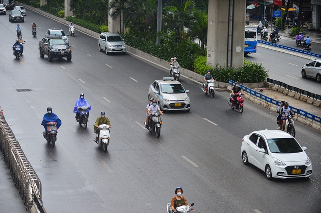  Ngày đầu dựng dải phân cách trên đường Nguyễn Trãi: Giao thông hỗn loạn, xe máy vẫn đi vào làn ô tô - Ảnh 9.
