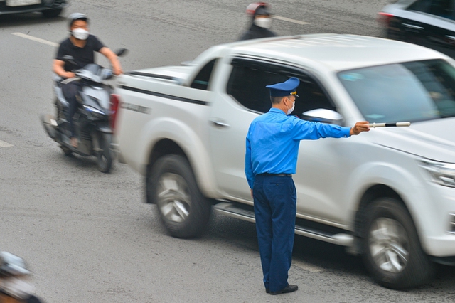  Ngày đầu dựng dải phân cách trên đường Nguyễn Trãi: Giao thông hỗn loạn, xe máy vẫn đi vào làn ô tô - Ảnh 10.