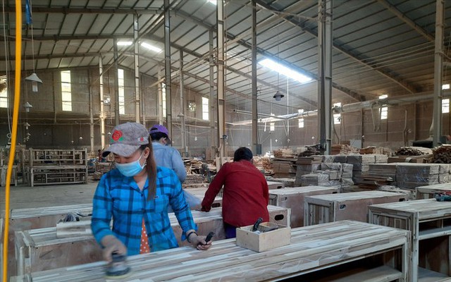 Công nhân ngành gỗ tại TP Biên Hòa đang khó khăn do doanh nghiệp bị giảm đơn hàng xuất khẩu. Ảnh: MT