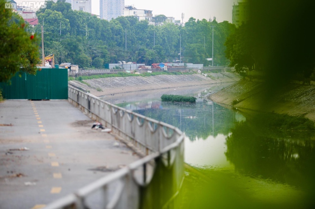 Hà Nội: Đường đi bộ ven sông Tô Lịch thành nơi đổ rác, bán trà đá - Ảnh 2.