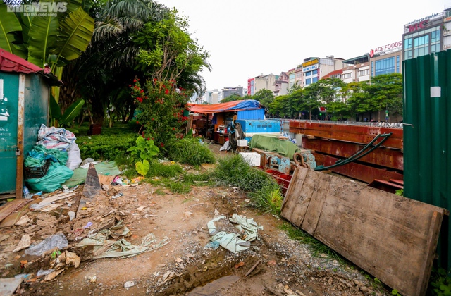 Hà Nội: Đường đi bộ ven sông Tô Lịch thành nơi đổ rác, bán trà đá - Ảnh 11.