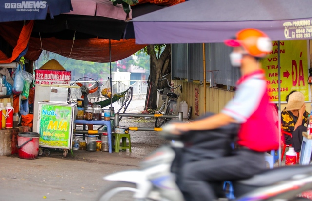 Hà Nội: Đường đi bộ ven sông Tô Lịch thành nơi đổ rác, bán trà đá - Ảnh 13.