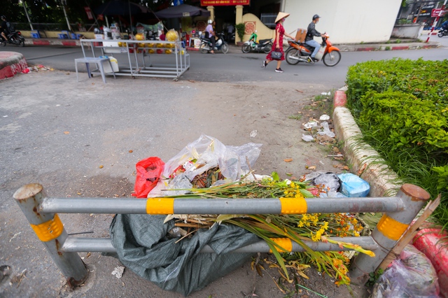 Hà Nội: Đường đi bộ ven sông Tô Lịch thành nơi đổ rác, bán trà đá - Ảnh 9.