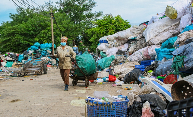 Làng nghề làm hương đen “đổi đời” nhờ tái chế rác ở Hà Nội - Ảnh 1.