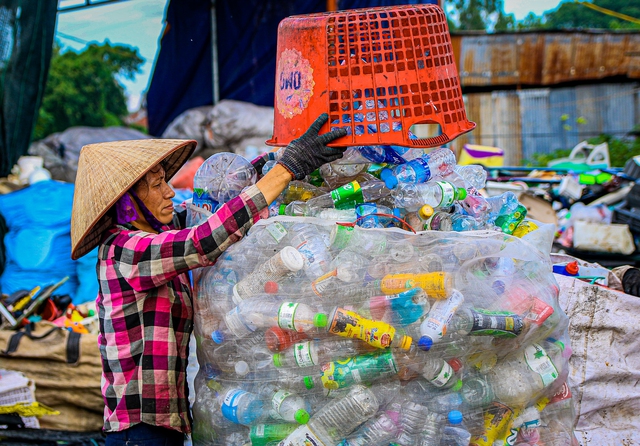 Làng nghề làm hương đen “đổi đời” nhờ tái chế rác ở Hà Nội - Ảnh 3.