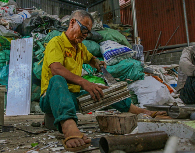 Làng nghề làm hương đen “đổi đời” nhờ tái chế rác ở Hà Nội - Ảnh 5.