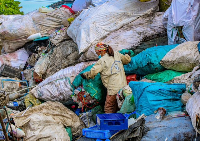 Làng nghề làm hương đen “đổi đời” nhờ tái chế rác ở Hà Nội - Ảnh 6.