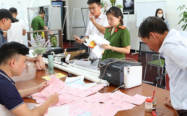 Công an khám xét trụ sở Văn phòng FVP Trade Quảng Bình Ảnh: HOÀNG PHÚC