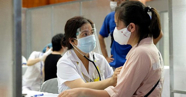 Bác sĩ khám sàng lọc trước khi tiêm vắc xin cho người dân ở Hà Nội ảnh: mạnh thắng
