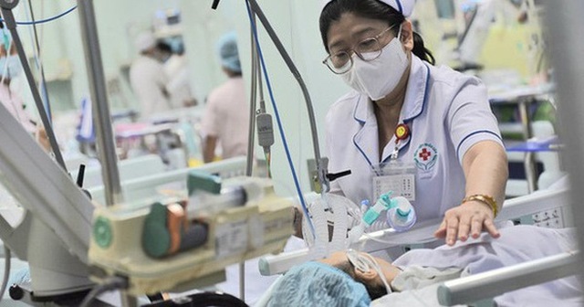 Điều dưỡng Bệnh viện Nhân dân 115 chăm sóc bệnh nhân đang phải thở máy do ngộ độc liên quan đến pa tê chay - Ảnh: DUYÊN PHAN