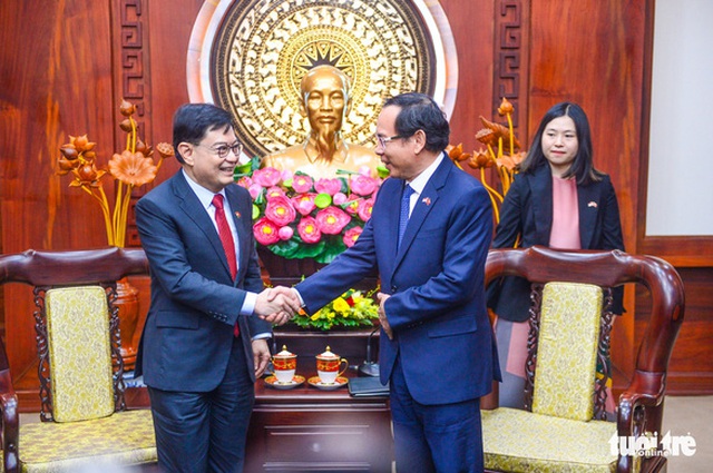 Bí thư Thành ủy TP.HCM Nguyễn Văn Nên (phải) tiếp Phó thủ tướng Singapore Vương Thụy Kiệt ngày 15-9 - Ảnh: QUANG ĐỊNH