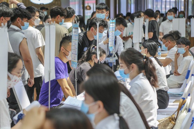 Khủng hoảng việc làm tồi tệ ở Trung Quốc: 1/5 người trẻ thất nghiệp, chính phủ khuyến khích... về quê khởi nghiệp - Ảnh 3.