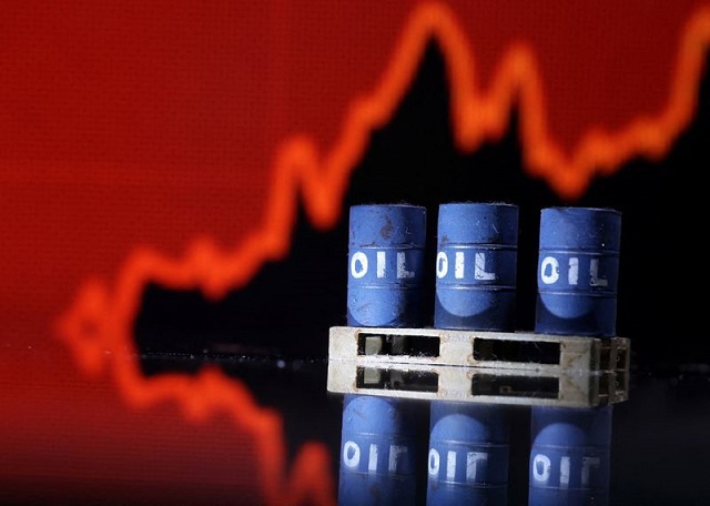 Nguy cơ suy thoái và sức mạnh của đồng USD đã chi phối thị trường dầu. Ảnh: Reuters.