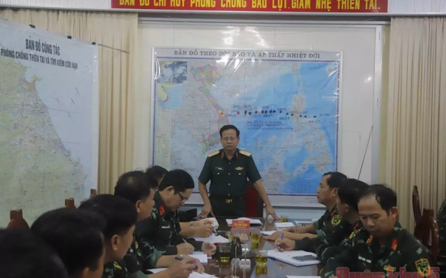 Sở Chỉ huy tiền phương PCTT và TKCN Quân khu 5 họp để nghe các cơ quan đơn vị báo cáo và triển khai nhiệm vụ chống bão số 4. (Ảnh: Quân khu 5)