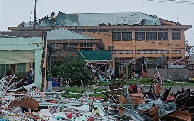 Cơn lốc xảy ra chiều 27/9 tại thị trấn Cửa Việt.