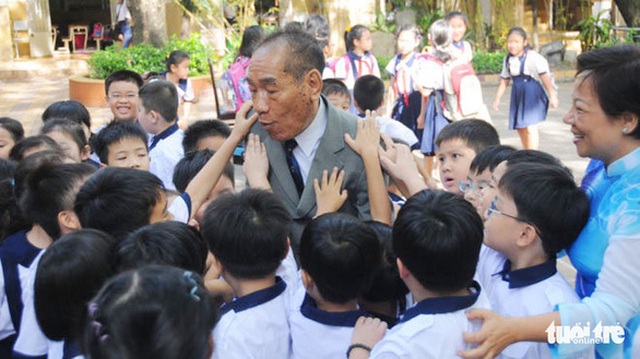 Thầy Nguyễn Ngọc Ký giao lưu với học sinh Trường tiểu học Nguyễn Thái Sơn, Q.3, TP.HCM năm 2012 - Ảnh: TỰ TRUNG