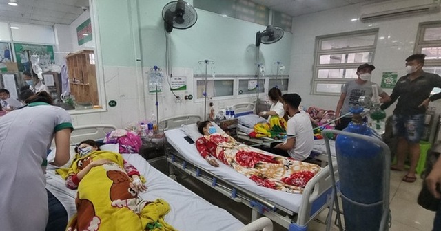 Nạn nhân vụ cháy quán karaoke An Phú điều trị tại Bệnh viện Đa khoa An Phú (TP Thuận An, tỉnh Bình Dương) - Ảnh: BÁ SƠN