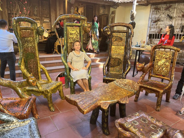 Khách Tây trải nghiệm Tết Việt, thích thú chụp ảnh cùng bộ bàn ghế sơn mài 1 tỷ đồng tại làng cổ Đường Lâm - Ảnh 7.