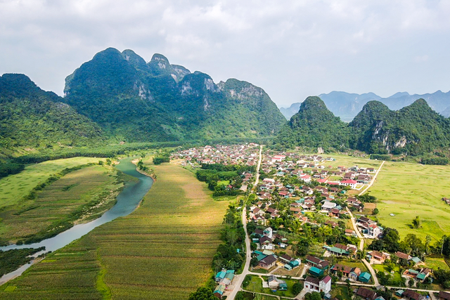Bên trong ngôi làng Việt Nam vừa được nhận giải thưởng &quot;Làng du lịch tốt nhất thế giới&quot;: Thiết kế &quot;độc nhất vô nhị&quot;, view núi đẹp ngỡ ngàng - Ảnh 1.