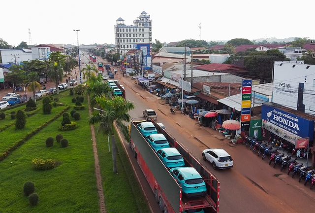 Taxi điện của tỷ phú Phạm Nhật Vượng chính thức xuất hiện tại Lào, mở đầu cho hành trình chinh phục thị trường quốc tế - Ảnh 2.
