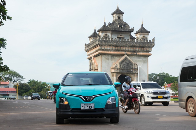 Taxi điện của tỷ phú Phạm Nhật Vượng chính thức xuất hiện tại Lào, mở đầu cho hành trình chinh phục thị trường quốc tế - Ảnh 1.
