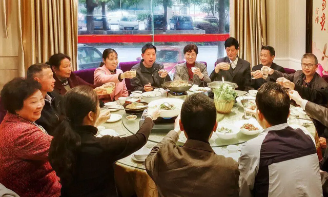 Đã 8 năm tôi không tham dự họp lớp, không phải do kiêu ngạo mà thấy đây đúng là cái chợ 'tạp phí lù' - Ảnh 1.