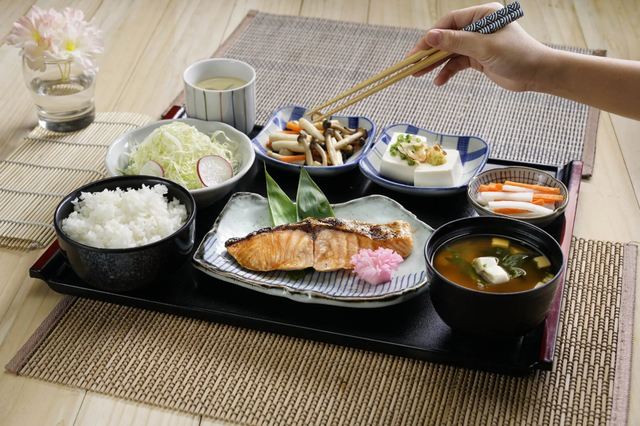 Vì sao người Nhật ăn cá đến phát chán nhưng vẫn phải có đủ trong 3 bữa cơm mỗi ngày? - Ảnh 2.