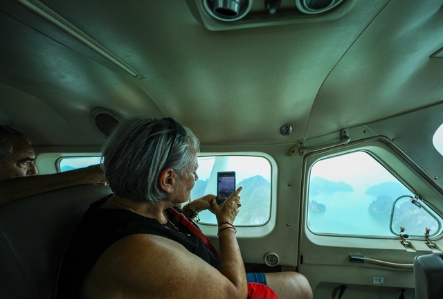Ngắm Vịnh Hạ Long bằng thủy phi cơ: 25 phút mê mẩn trước cảnh đảo lớn đảo nhỏ lấp ló, trùng điệp dãy núi đá vôi, mặt biển xanh rì sóng vỗ - Ảnh 4.