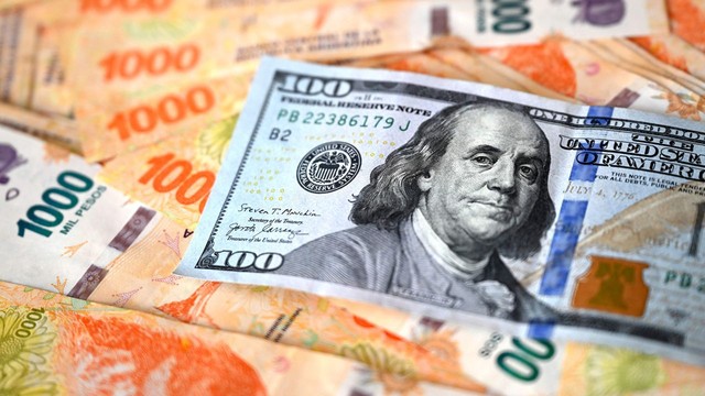 Argentina muốn dùng đồng USD làm tiền chính thức thay thế Peso - Ảnh 1.