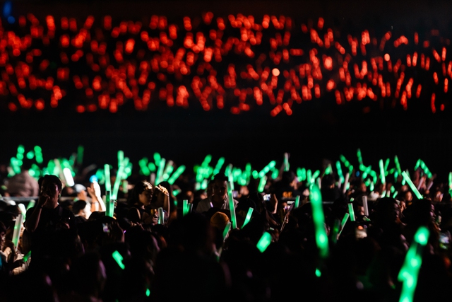Westlife “bùng nổ” trong đêm diễn thứ 2 tại TPHCM: Mời fan Việt lên sân khấu song ca, khiến khán giả “cháy” hết mình - Ảnh 4.