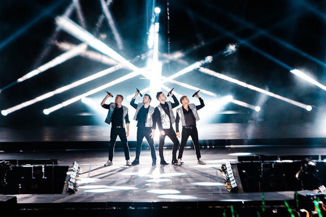Westlife “bùng nổ” trong đêm diễn thứ 2 tại TPHCM: Mời fan Việt lên sân khấu song ca, khiến khán giả “cháy” hết mình - Ảnh 3.