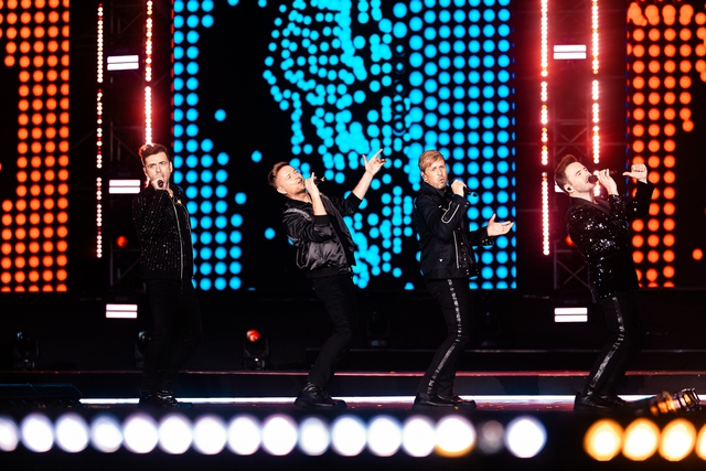 Westlife “bùng nổ” trong đêm diễn thứ 2 tại TPHCM: Mời fan Việt lên sân khấu song ca, khiến khán giả “cháy” hết mình - Ảnh 5.