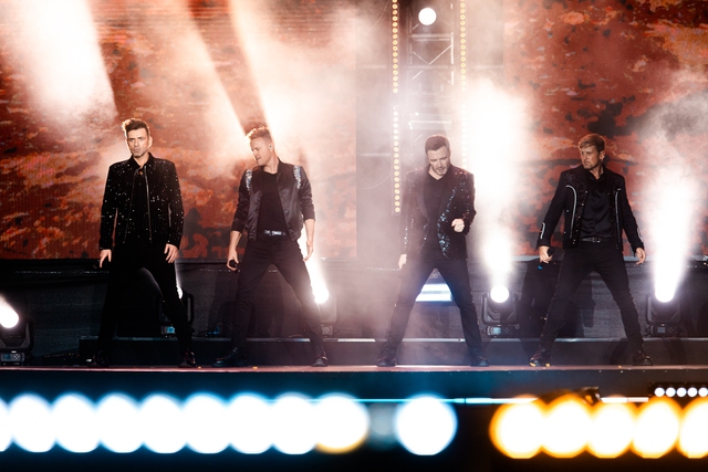 Westlife “bùng nổ” trong đêm diễn thứ 2 tại TPHCM: Mời fan Việt lên sân khấu song ca, khiến khán giả “cháy” hết mình - Ảnh 6.