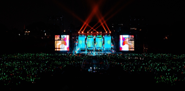 Westlife “bùng nổ” trong đêm diễn thứ 2 tại TPHCM: Mời fan Việt lên sân khấu song ca, khiến khán giả “cháy” hết mình - Ảnh 2.