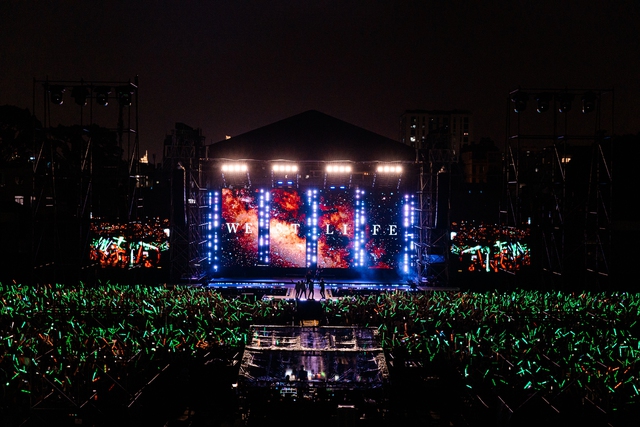 Westlife “bùng nổ” trong đêm diễn thứ 2 tại TPHCM: Mời fan Việt lên sân khấu song ca, khiến khán giả “cháy” hết mình - Ảnh 1.