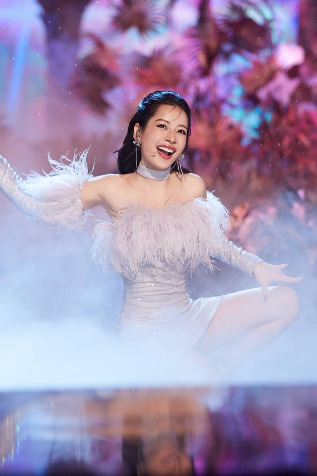 Cú &quot;lội ngược dòng&quot; tuổi 30 của Chi Pu: Từ nữ ca sĩ bị chê hát dở đến tham vọng mở chuỗi Phở Việt Nam tại Trung Quốc - Ảnh 1.