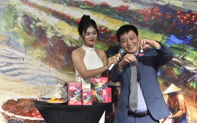 Ông Vũ Việt Thắng - Tổng giám đốc công ty CP Phúc Sinh Sơn La đang giới thiệu sản phẩm trà túi lọc cascara của DN mình.