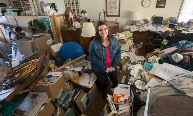 Một người phụ nữ sở hữu 4 ngôi nhà nhưng ám ảnh với việc tích trữ rác, biệt thự biến thành bãi rác lúc nào không hay - Ảnh 2.