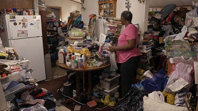 Một người phụ nữ sở hữu 4 ngôi nhà nhưng ám ảnh với việc tích trữ rác, biệt thự biến thành bãi rác lúc nào không hay - Ảnh 3.